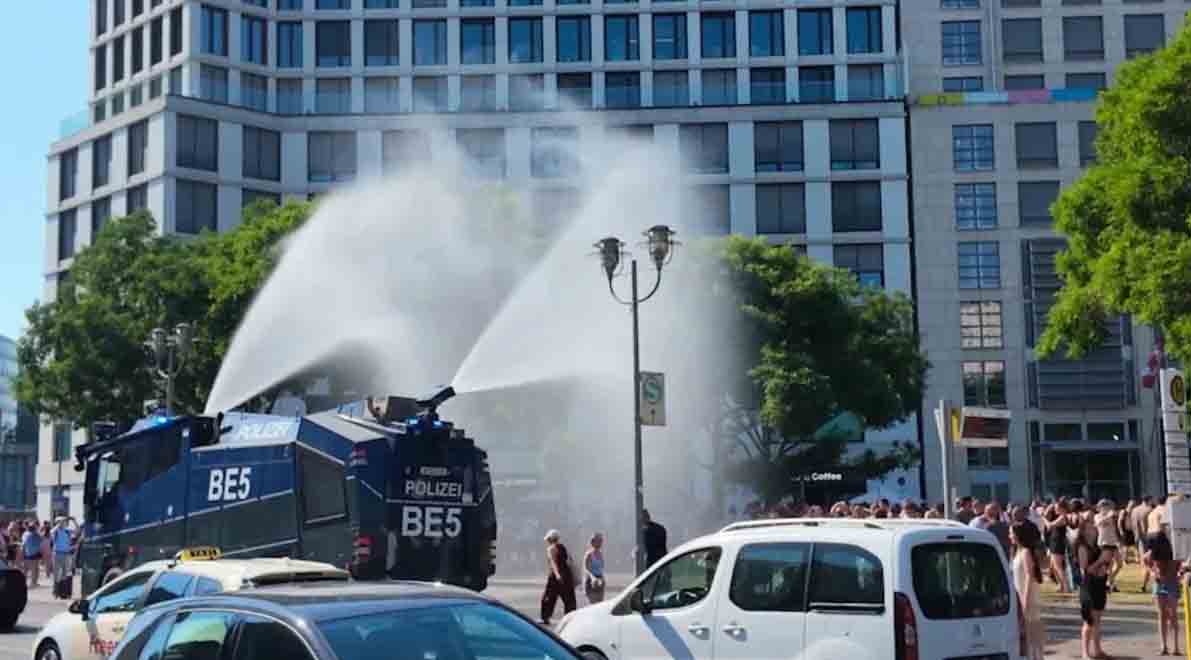 Полиция Берлина использовала водометы для охлаждения жителей