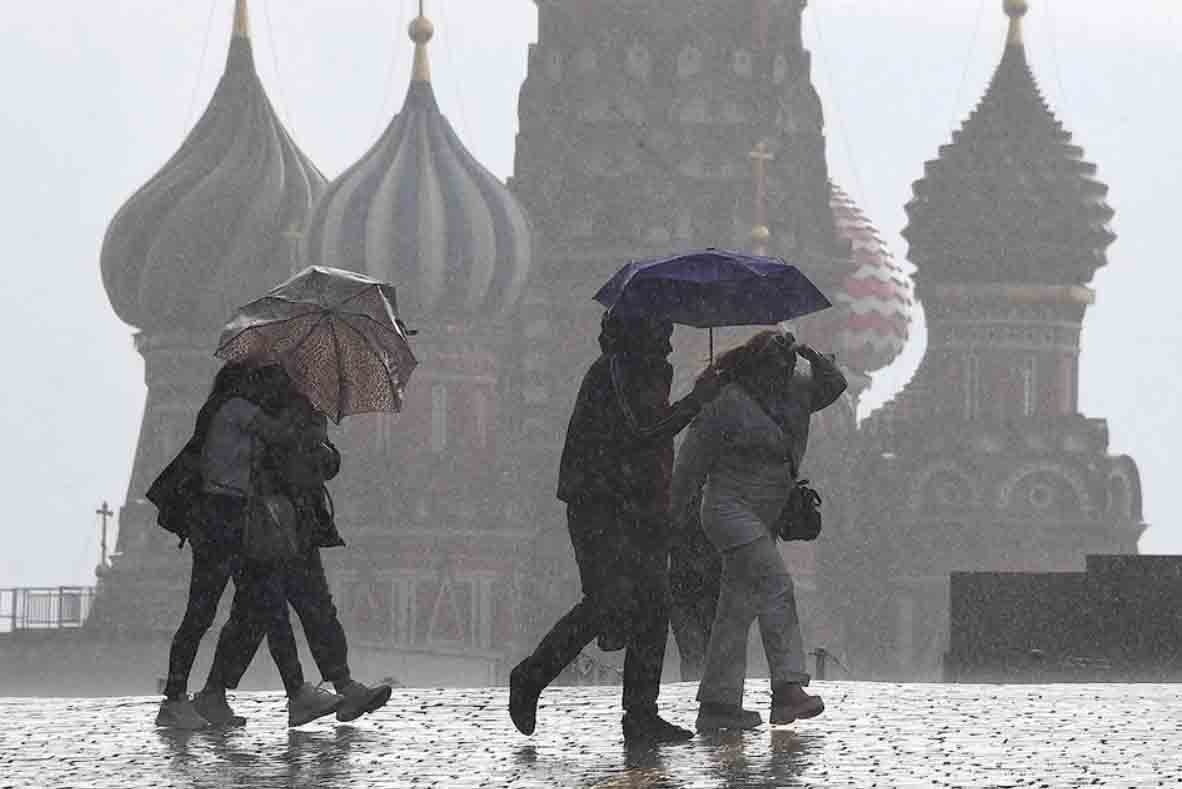 На юге Москвы два человека пострадали при ударе молнии