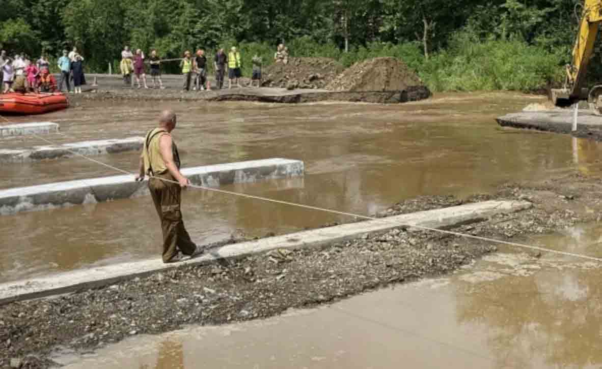 В Хабаровском крае размыло часть трассы из-за сильных дождей