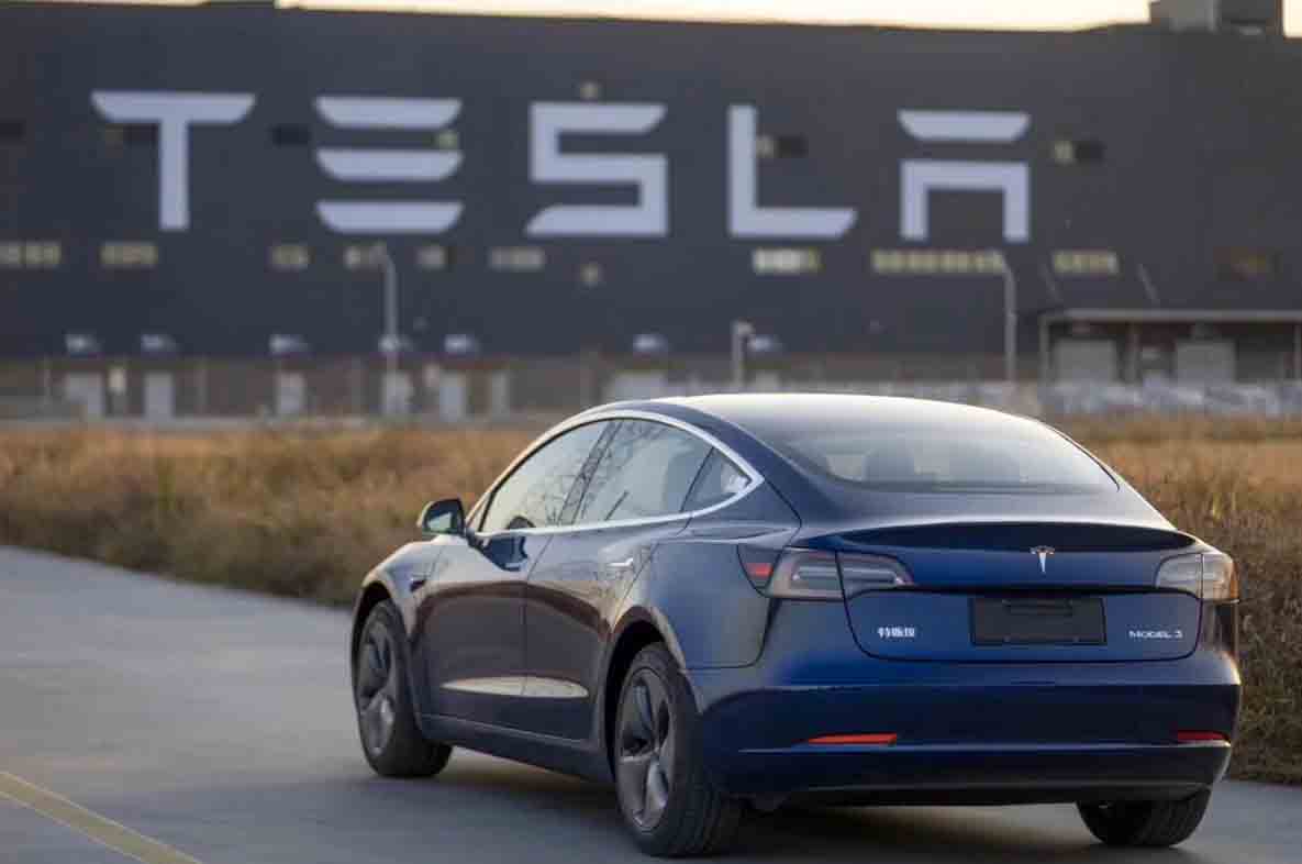 Tesla обязали отремонтировать тысячи машин