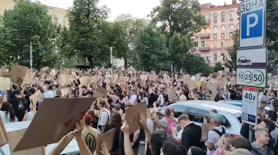 Протесты в Украине не утихают: &laquo;Верните Федорова!&raquo; &laquo;Сырского прочь&raquo;