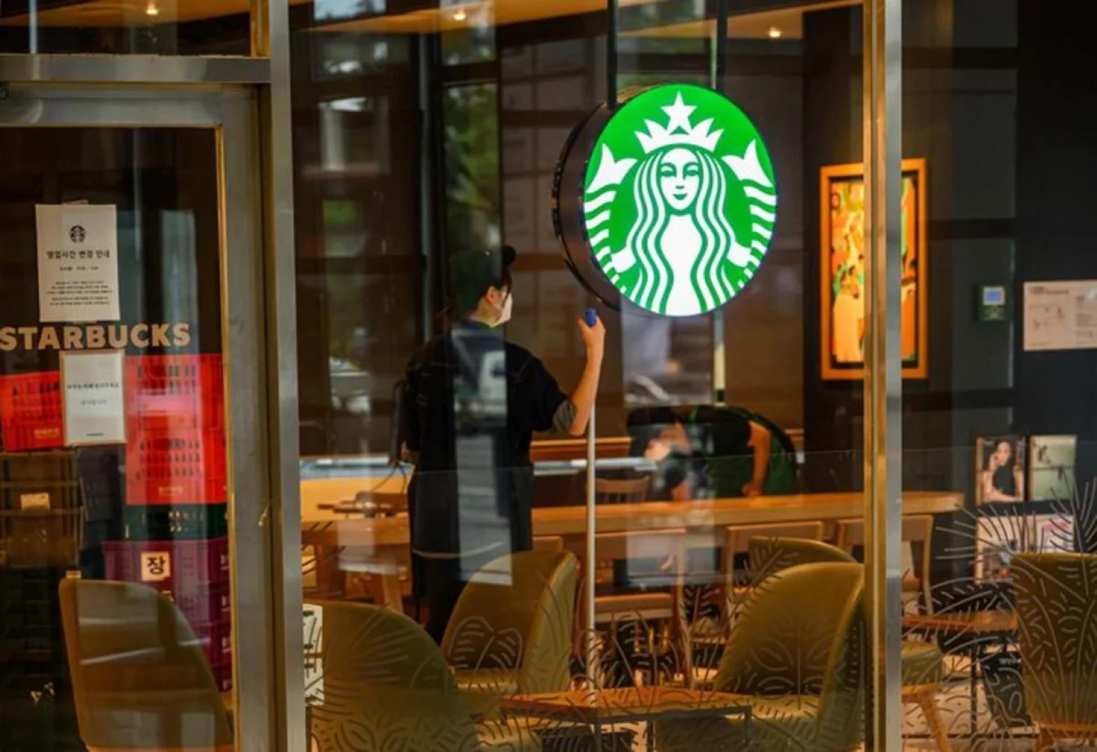 
В Южной Корее полиция провела обыск в штаб-квартире Starbucks из-за скандальной рекламы