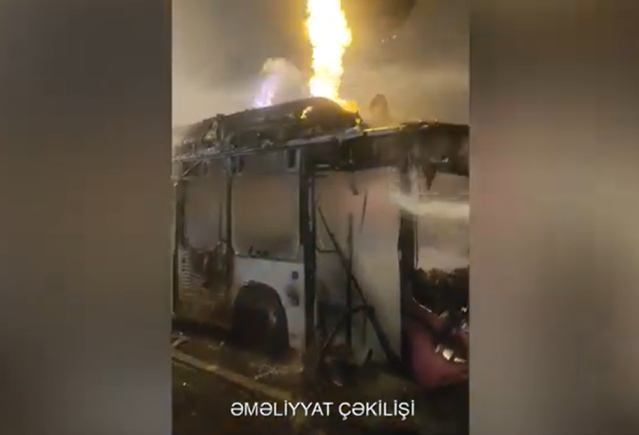 В Баку загорелся автобус