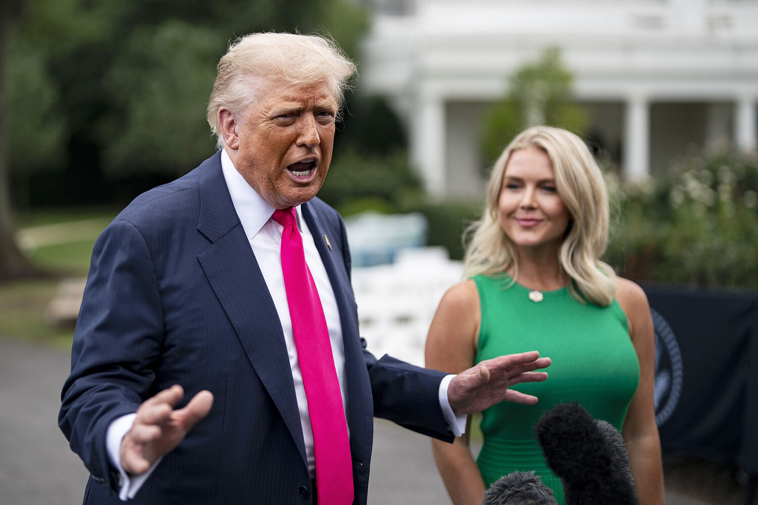 Трамп пожаловался, что его пресс-секретарь любит своих детей больше него