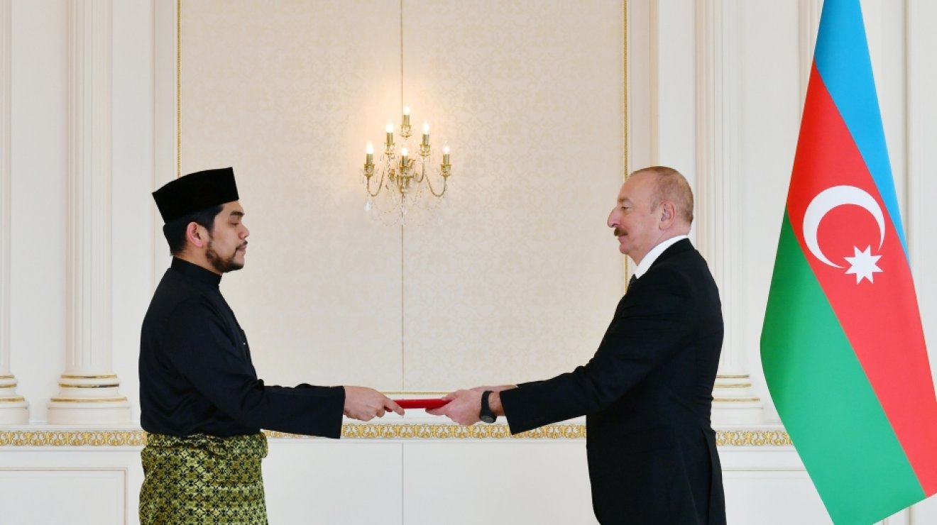 Президент Ильхам Алиев принял верительные грамоты новоназначенного посла Малайзии в Азербайджане  