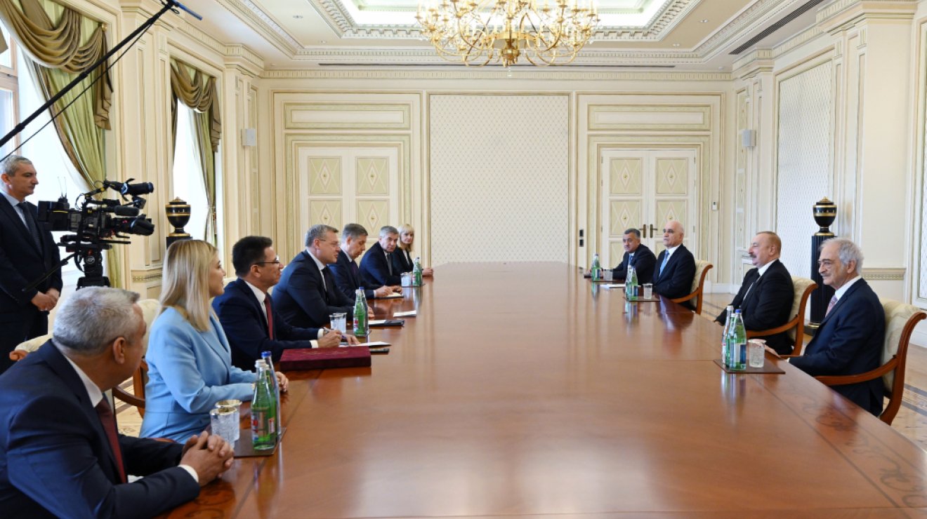 Президент Ильхам Алиев принял губернатора Астраханской области Российской Федерации 