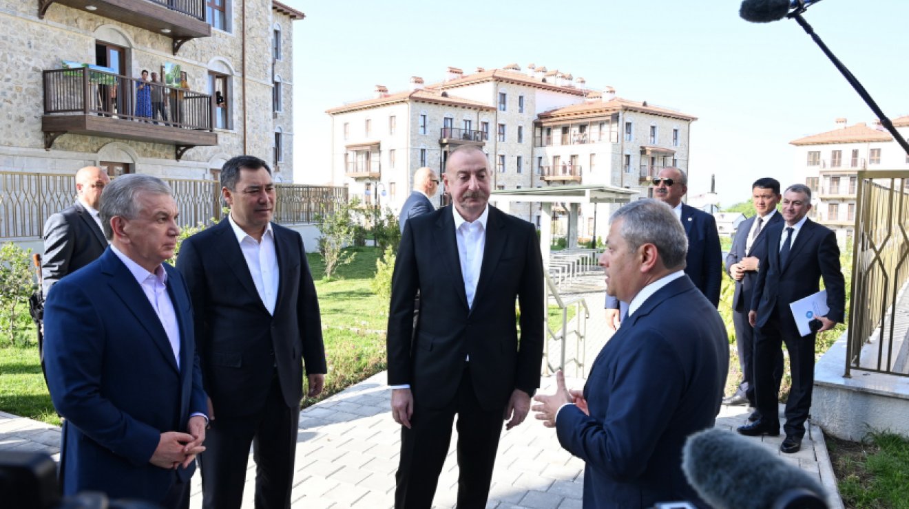 Президенты Азербайджана, Узбекистана и Кыргызстана побывали в первом жилом комплексе и мечети Ашагы Говхар Ага в Шуше, совершили прогулку по городу БУДЕТ ОБНОВЛЕНО