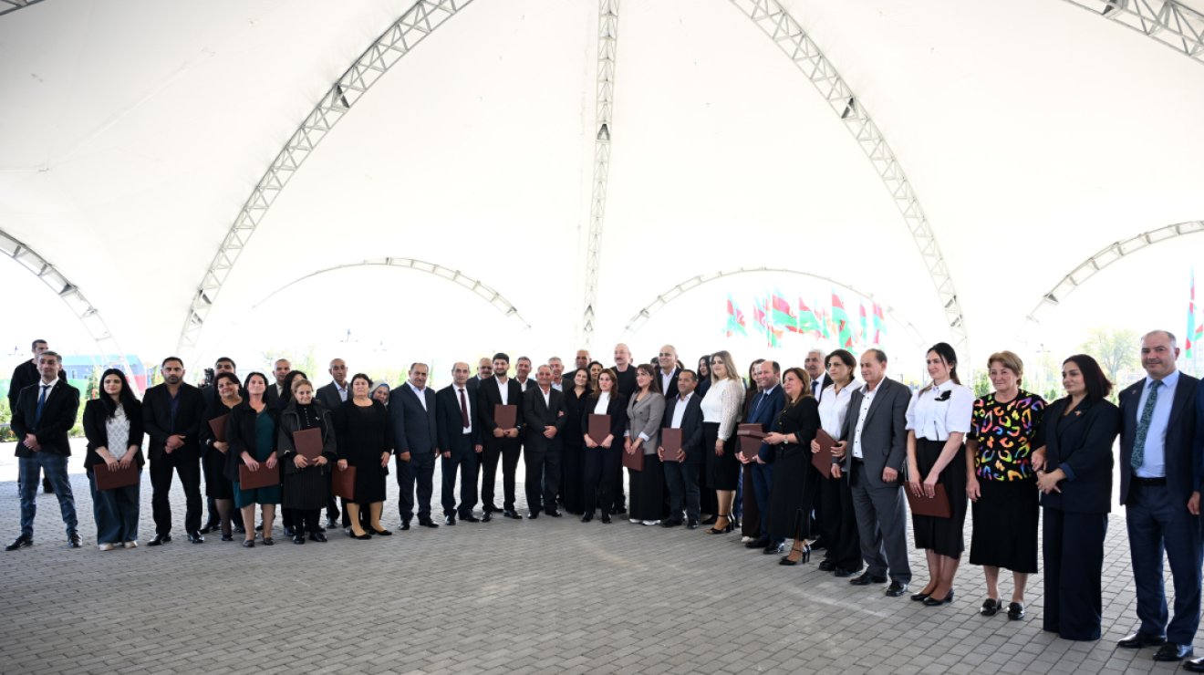 Президент Ильхам Алиев вручил ключи от квартир жителям сел Мамедбейли и Агалы Зангиланского района