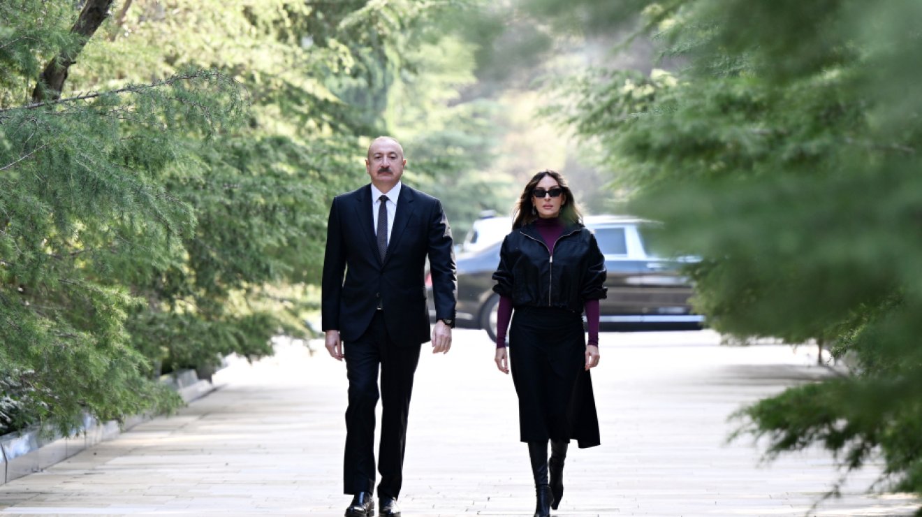Президент Ильхам Алиев и первая леди Мехрибан Алиева посетили могилу Общенационального лидера Гейдара Алиева