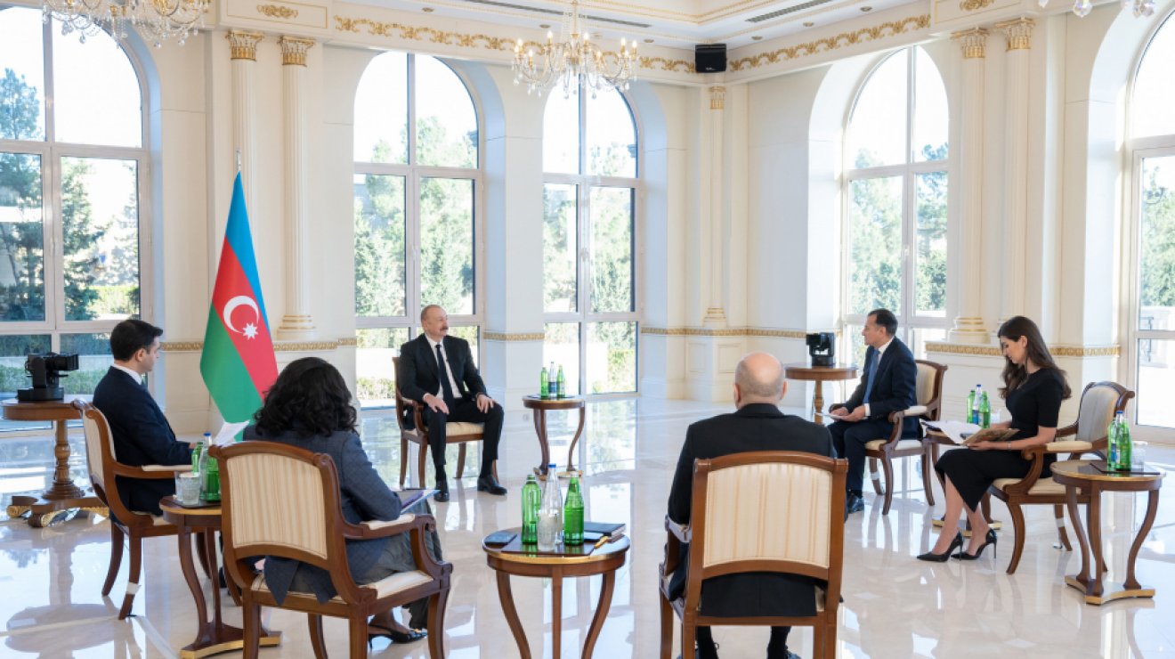 Президент Азербайджана Ильхам Алиев дал интервью местным телеканалам