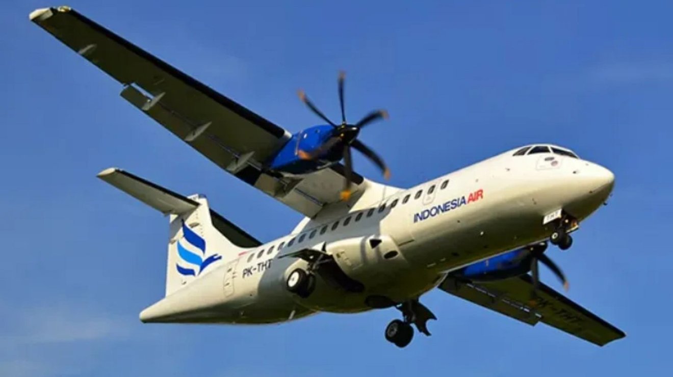 В Индонезии самолет с 11 людьми на борту исчез с радаров