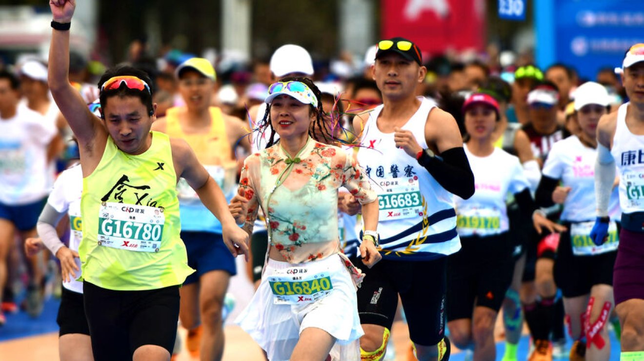 В Китае двух марафонцев дисквалифицировали закурение во время забега