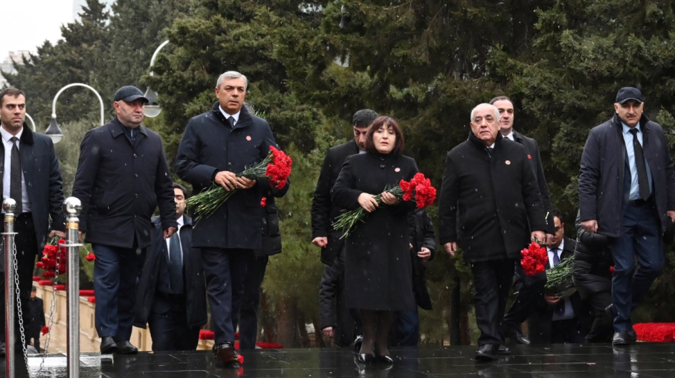 Официальные лица государства и правительства посетили Шехидляр хиябаны