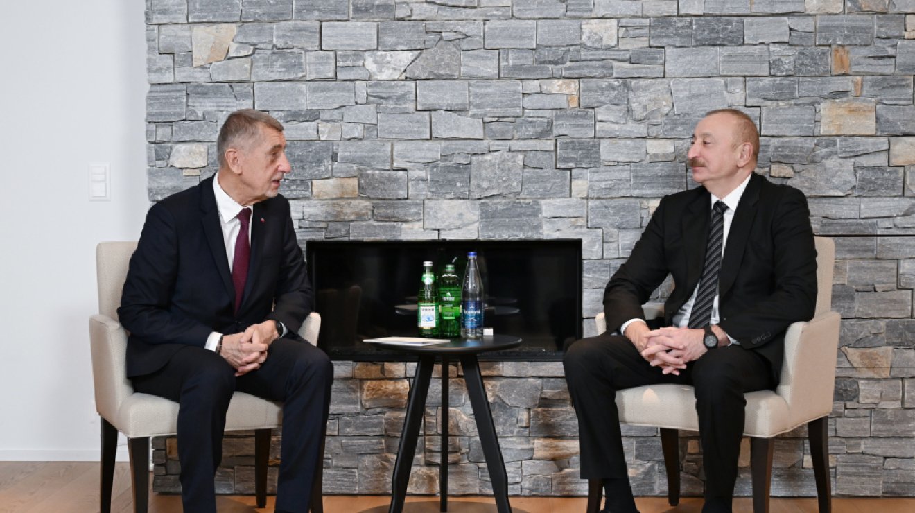 Президент Ильхам Алиев в Давосе встретился с Премьер-министром Чехии