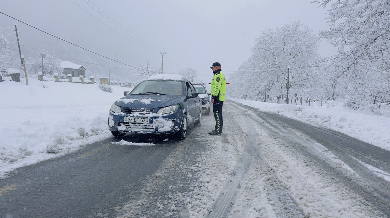 Дорожная полиция Азербайджана предупредила водителей о риске гололеда
