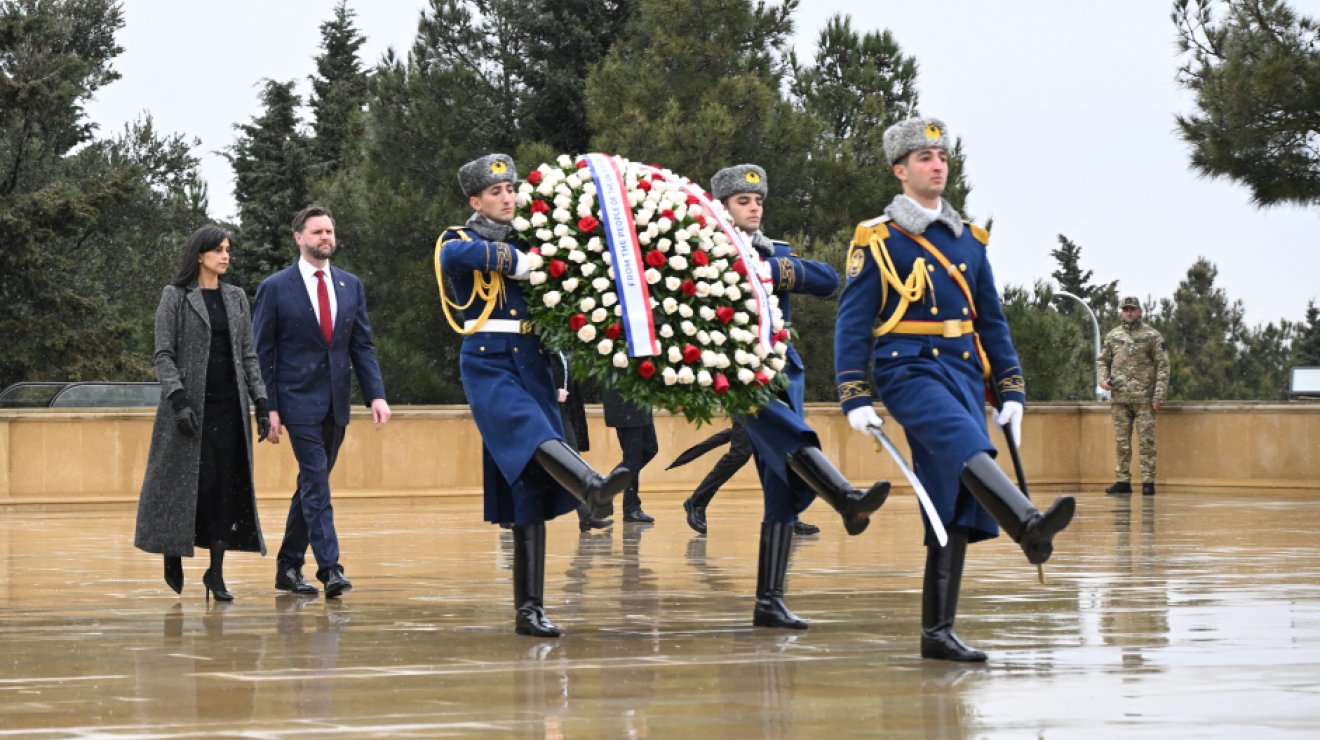 Вице-президент США с супругой посетили Аллею шехидов