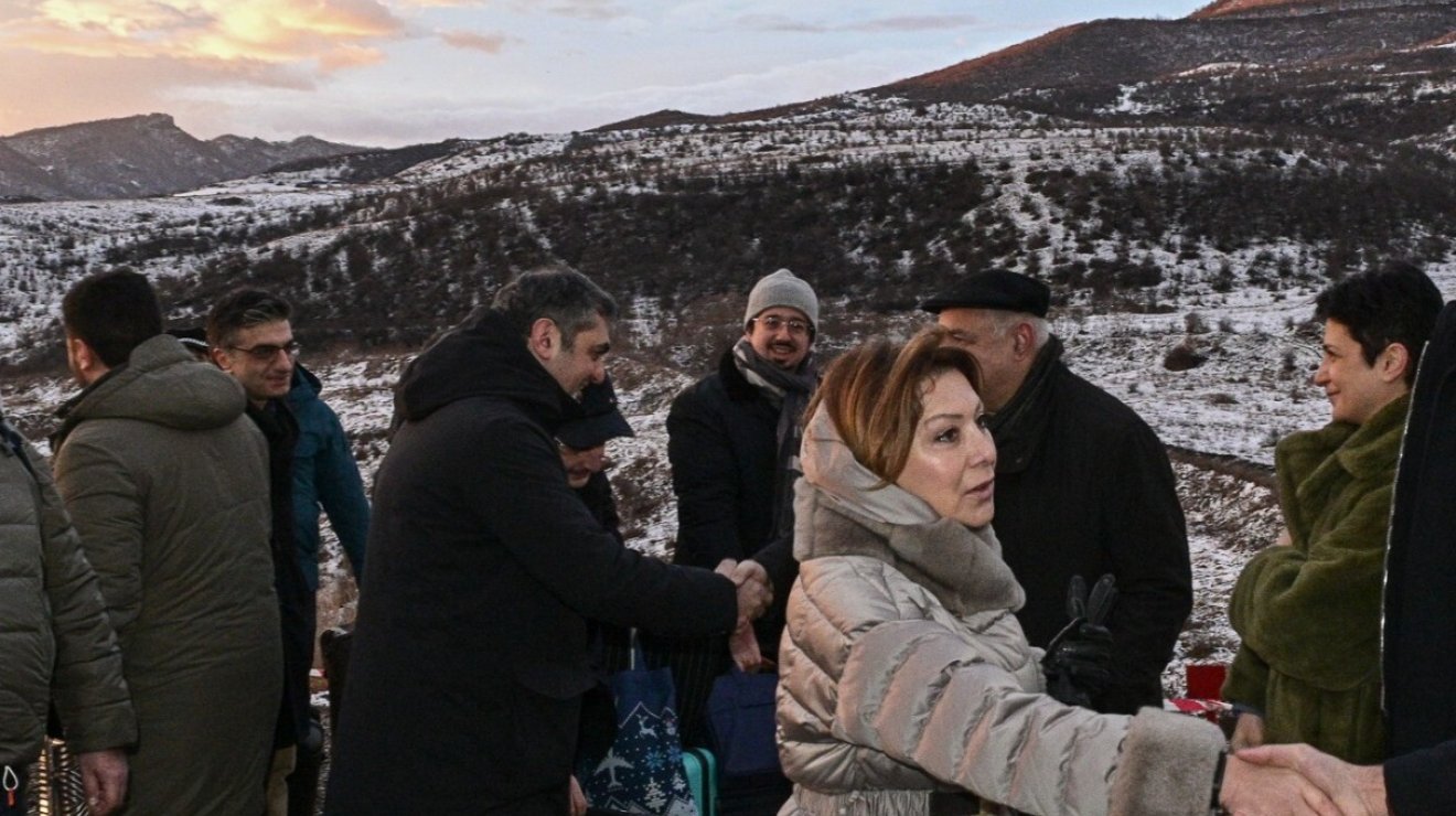 Азербайджанская делегация прибыла в Армению через сухопутную границу