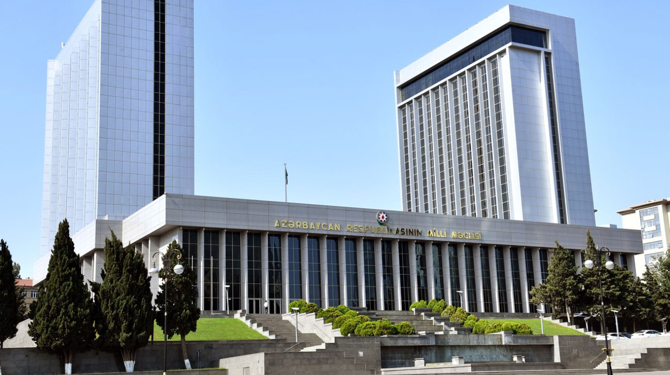 В Милли Меджлисе опровергли информацию о контракте на 2,2 млн манатов