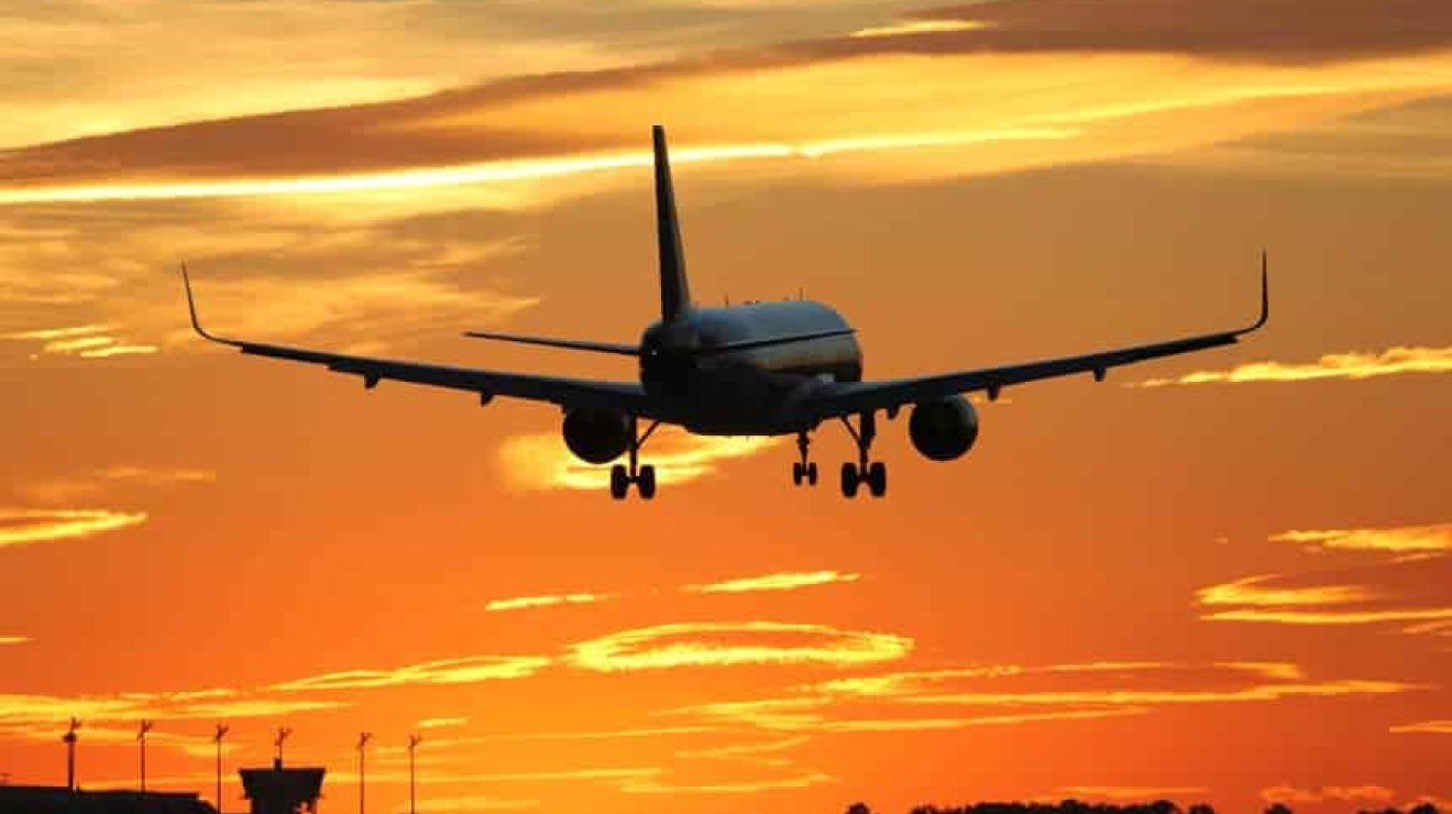 Следующий из Абу-Дабу в Баку самолет возвращается обратно