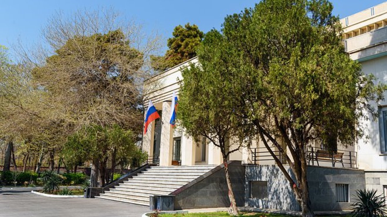 Посольство РФ в Иране призвало своих граждан покинуть страну через Азербайджан