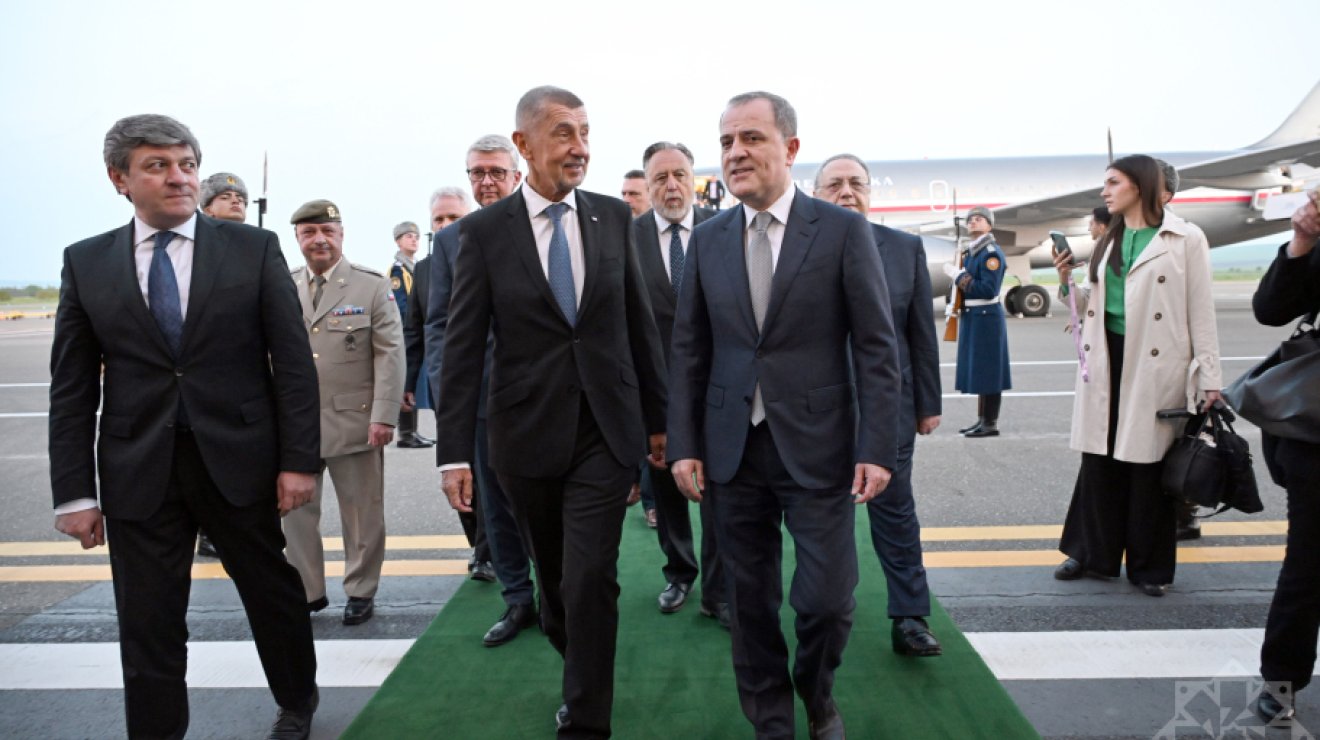 
Премьер-министр Чехии прибыл с визитом в Азербайджан