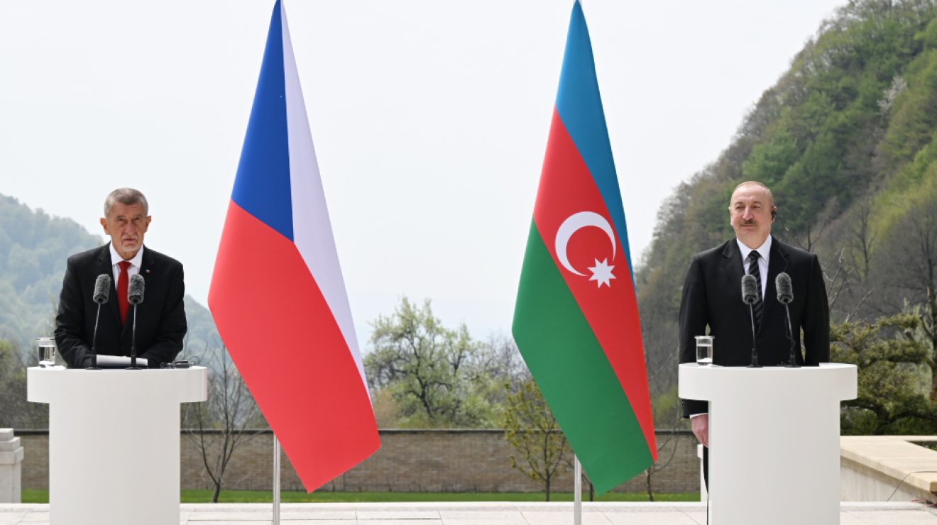Президент Ильхам Алиев и Премьер-министр Андрей Бабиш выступили с заявлениями для прессы