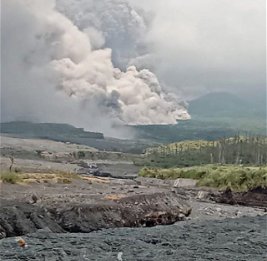 2000 человек эвакуированы из-за извержения вулкана Семеру в Индонезии