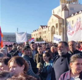Крах сепаратизмаАрмяне, проживающие в Ханкенди, были вынуждены выйти на митинг под угрозой увольнения с места работы