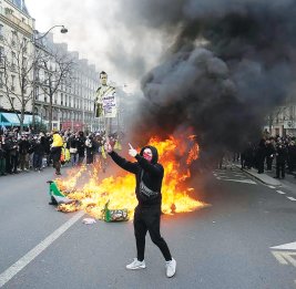 На руинах демократии