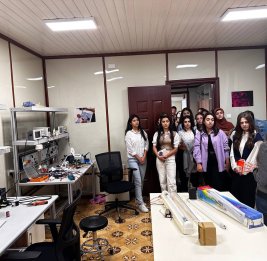 Будущие физики-инженеры познакомились с Центром студенческого научно-технического творчества БГУ
