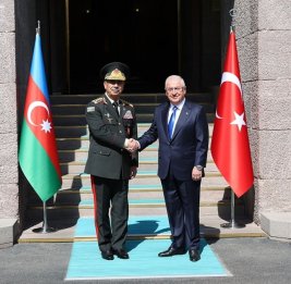 Министр национальной обороны Турции поздравил министра обороны Азербайджана