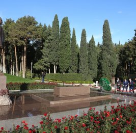 Делегация Олий Мажлиса Узбекистана посетила могилу великого лидера и Шехидляр хиябаны