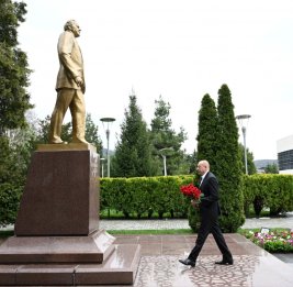 Посещение памятника общенациональному лидеру Гейдару Алиеву в городе Габала