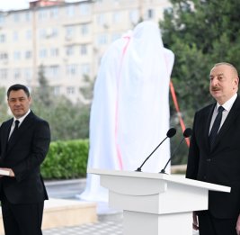 Президент Ильхам Алиев и Президент Садыр Жапаров приняли участие в церемонии открытия памятника Чингизу Айтматову в Баку