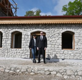 Президент Ильхам Алиев и первая леди Мехрибан Алиева ознакомились с реставрационными работами в доме-музее Узеира Гаджибейли в Шуше 