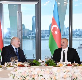 Во дворце «Гюлистан» от имени Президента Ильхама Алиева проходит государственный прием в честь Президента Александра Лукашенко