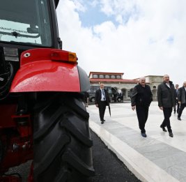 Осмотр автобуса совместного азербайджано-белорусского производства и тракторов, подаренных Президентом Беларуси 