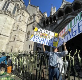 В ожидании решения по делу Ассанжа – ФОТОРЕПОРТАЖ с акций перед зданием Высокого суда Лондона