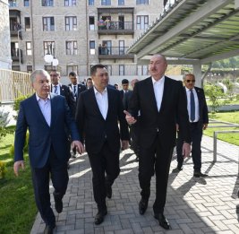 Президенты Азербайджана, Узбекистана и Кыргызстана побывали в первом жилом комплексе и мечети Ашагы Говхар Ага в Шуше, совершили прогулку по городу 