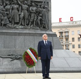 Премьер-министр Али Асадов посетил монумент Победы в Минске