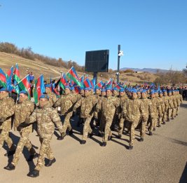 В Ханкенди проходит марш военнослужащих по случаю Дня Победы