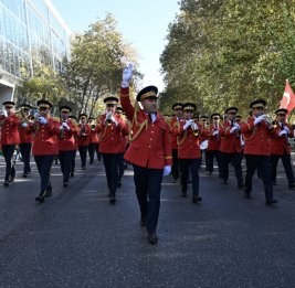 В Баку прошли марши военнослужащих по случаю Дня Победы