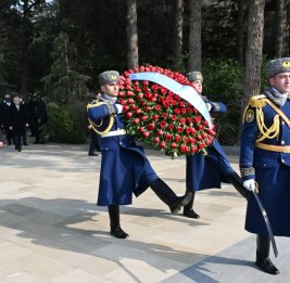 Президент Сомали почтил память великого лидера Гейдара Алиева на Аллее почетного захоронения