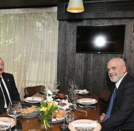 Состоялась встреча Президента Азербайджана Ильхама Алиева с Премьер-министром Албании в ходе рабочего обеда