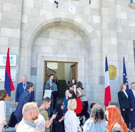 Париж укрепляется у границы