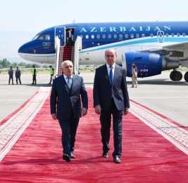 Премьер-министр Али Асадов прибыл с рабочим визитом в Душанбе