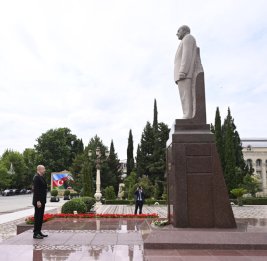 Президент Ильхам Алиев посетил памятник общенациональному лидеру Гейдару Алиеву в городе Евлах