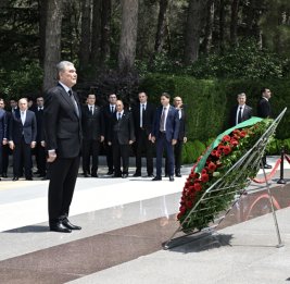 Председатель Халк Маслахаты Туркменистана посетил могилу великого лидера Гейдара Алиева на Аллее почетного захоронения