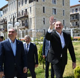 Президент Ильхам Алиев и председатель Халк Маслахаты Туркменистана посетили первый жилой комплекс, построенный в Шуше