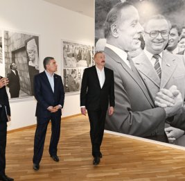 Президент Ильхам Алиев и Гурбангулы Бердымухамедов ознакомились с выставкой «Гейдар Алиев и Карабах» в Центре творчества в Шуше